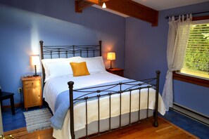 Main bedroom with queen bed