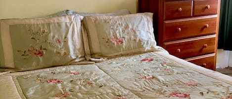 Queen Bed with 450 Count Cotton Sheets