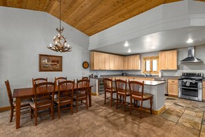Beautiful high ceiling with dining table and breakfast bar