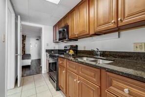 Discover a modern kitchen equipped with all essentials, allowing you to prepare meals with a view of the ocean.