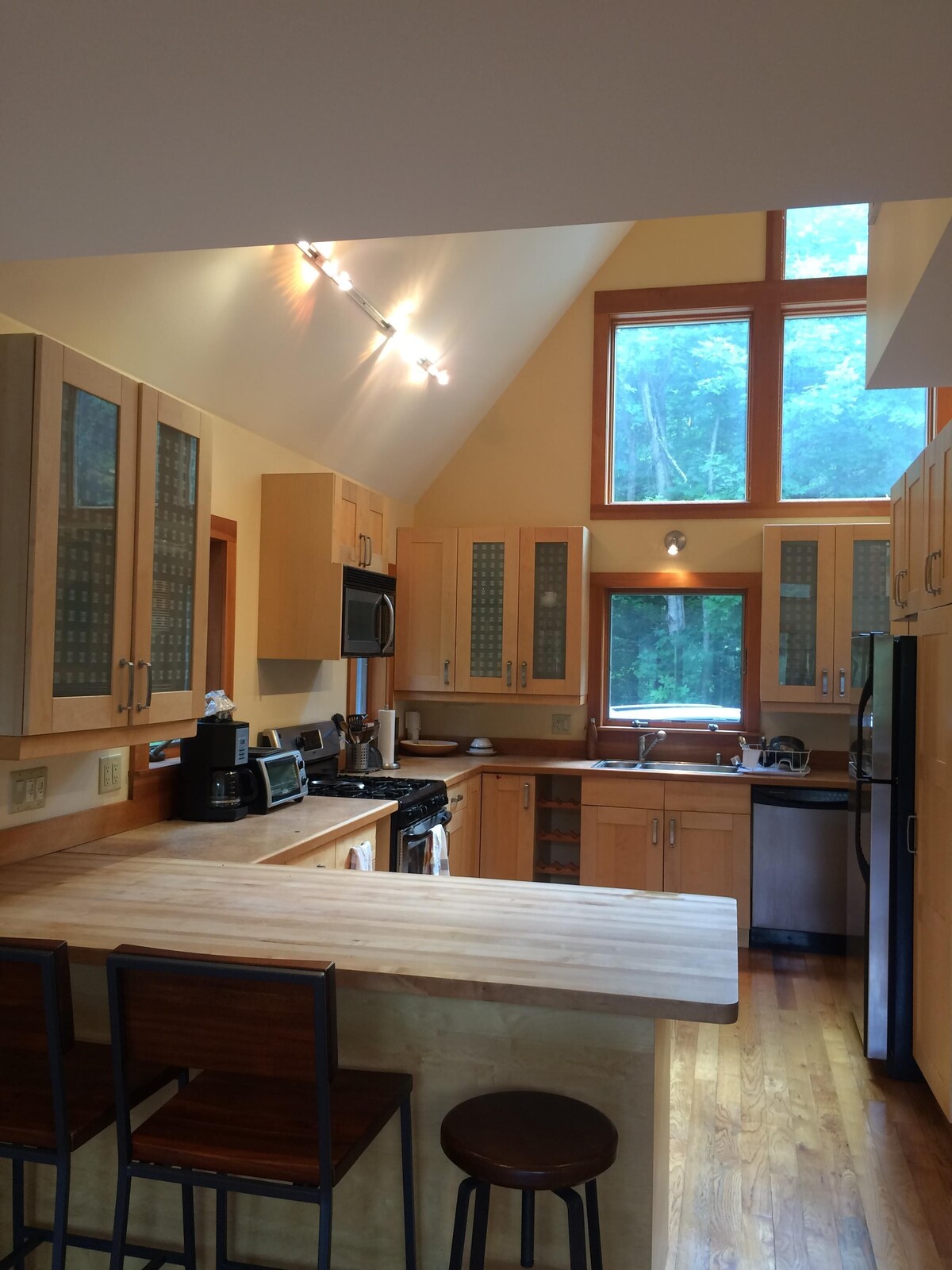 Spectacular setting on your own private lake close to it all!
