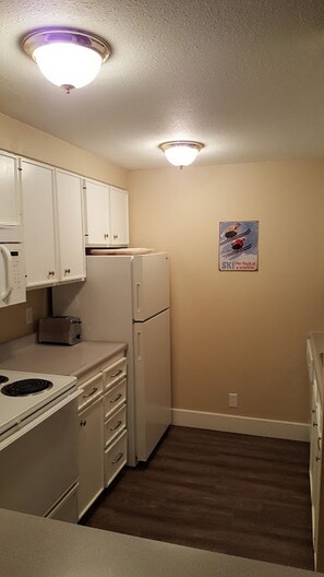 Well-equipped kitchen. All sorts of bowls, frying pans, bakeware, utensils, etc.