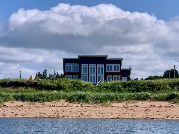 Welcome to Sunshine Beach House! Your seaside escape awaits!