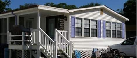 FRONT VIEW OF BEACH HOUSE       SECONDS FROM THE BEACH