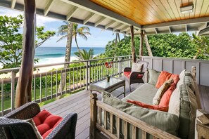 Romantic & Relaxing on the upstairs lanai.