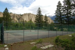 Community Tennis Courts are a 2 minute walk away. 