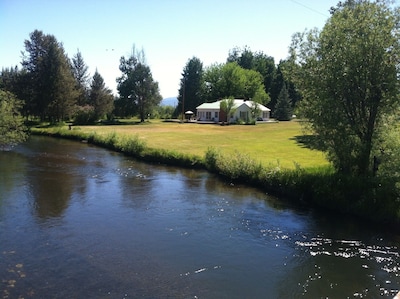 The Riverhouse 4 miles from Crater Lake Park south entrance