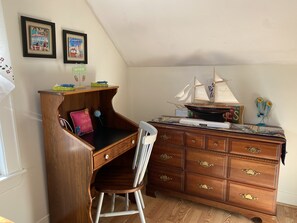 Enjoy composing a few lines with a schooner by your side in the Flip Flop Room!