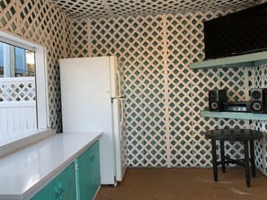 Poolside Cabana with Quartz Counter Top, Refrigerator, Cable TV and Stereo