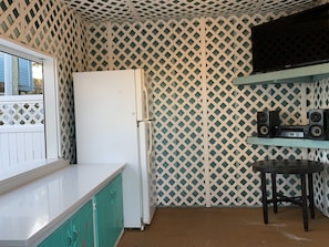 Poolside Cabana with Quartz Counter Top, Refrigerator, Cable TV and Stereo