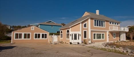 Main house and guest cottage separated by an entranceway into the outdoor pool