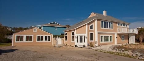 Main house and guest cottage separated by an entranceway into the outdoor pool