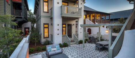 "Summer Cottage" Courtyard - Spacious, with Ample Room to Roam