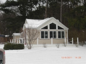 The Litte Cottage in the snow..Cosy and warm. Perfect for a winter get- away. 