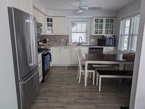Clean, updated, fully stocked kitchen 