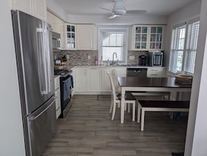 Fully Stocked Kitchen with eat-n dining for 6