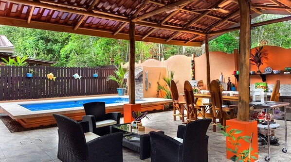 Huge 26x18 Rancho with outdoor kitchen, custom dining table and cosy livingroom!