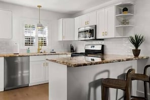Full Kitchen (3)