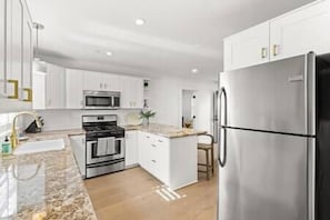 Full Kitchen (2)