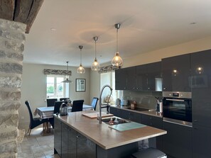 Open plan kitchen/dinning area
