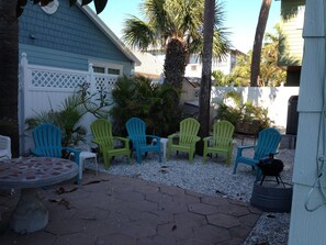 Cozy Cottage  Private Backyard 