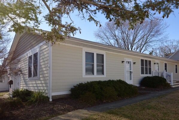 Beautiful Single Family Home on Nice Quiet Residential Street-Country Club Drive