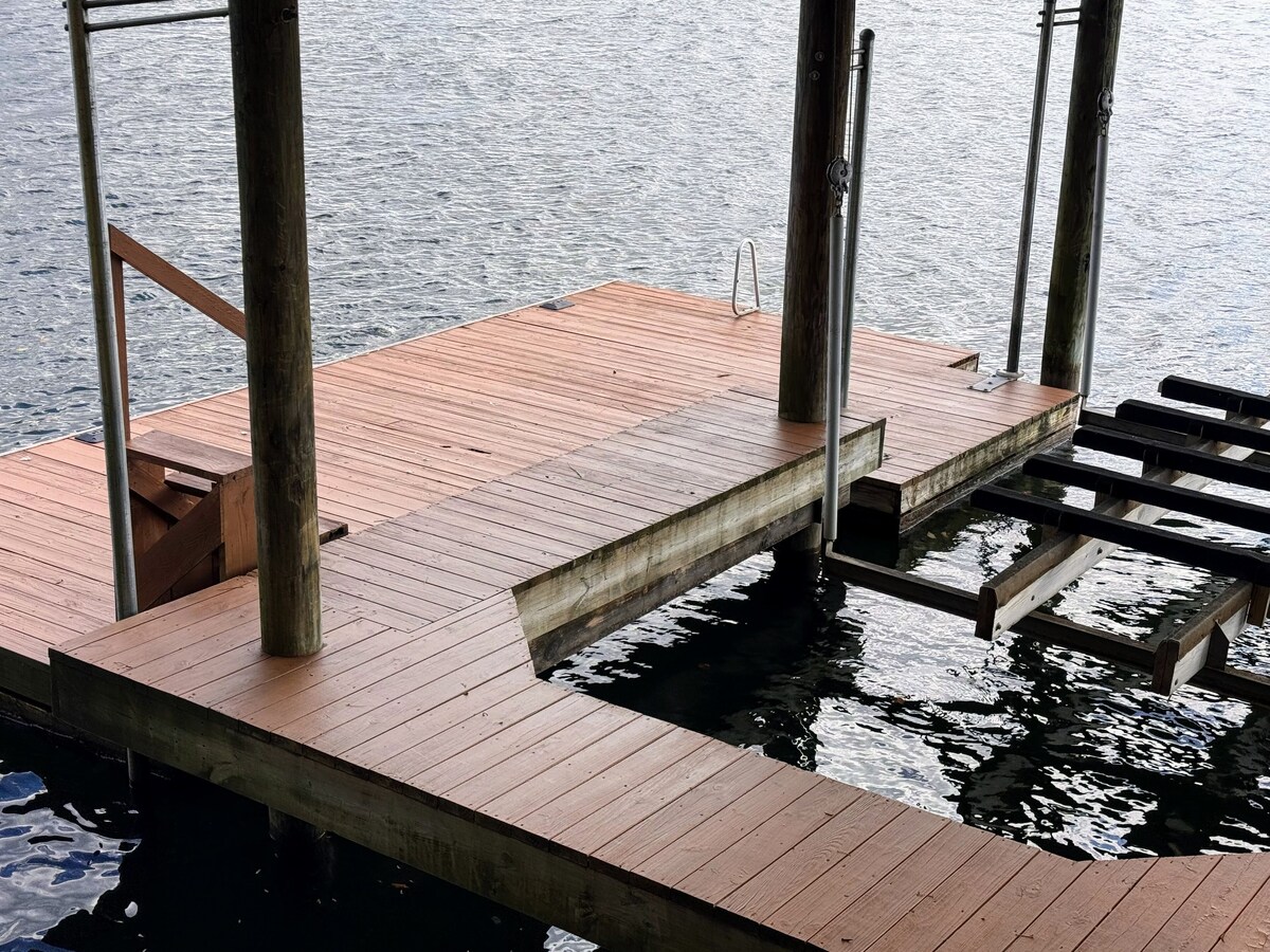 Unwind & Reel ’em Inn – 5 Bedroom Lakefront House at Smith Mountain Lake
