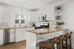 Full Kitchen (1)