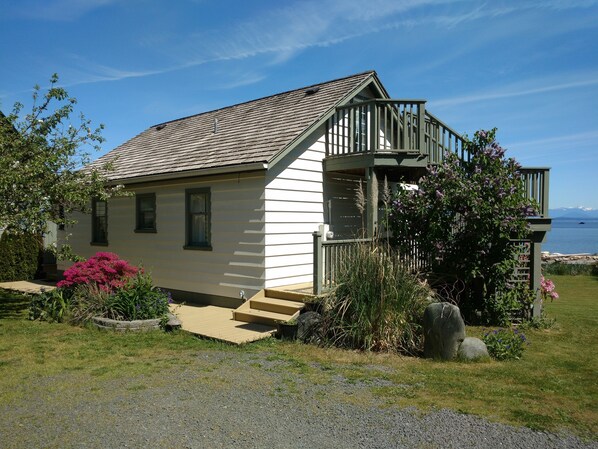 Seaside Cottage - lovely ocean front within walking distance of a quaint village