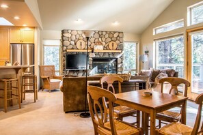 living room/breakfast table