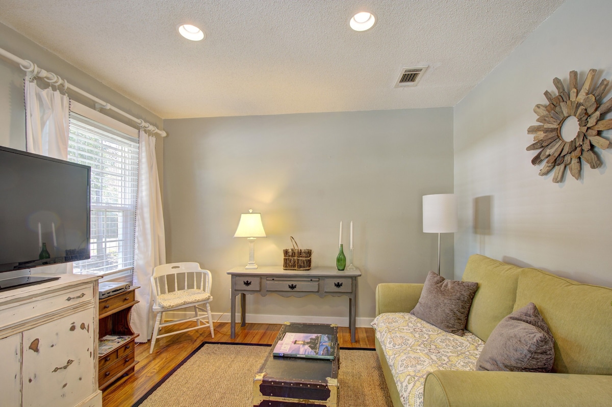 Blue Skies Cottage! Fun South Island Beach Cottage, Fire Pit, Private Backyard Close to EVERYTHING!