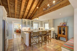 Breakfast Bar seating for three