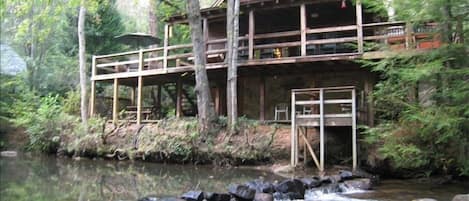 ***Log cabin located ON trout fishing stream!!!!!!!!!!!!***