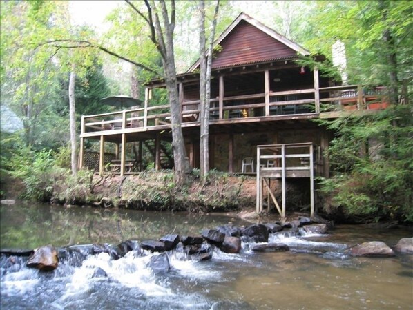 ***Log cabin located ON trout fishing stream!!!!!!!!!!!!***