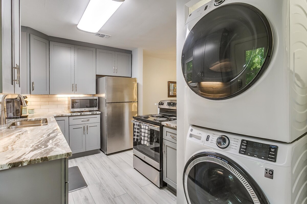 Newly Renovated, 5 minutes from Dickies Arena, 9 minutes to downtown and TCU