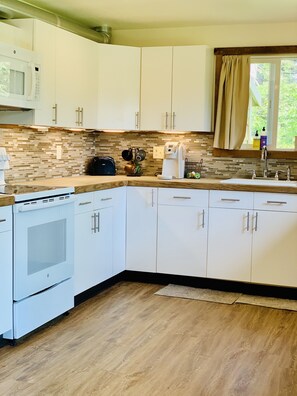 Full size kitchen that has everything you need. 