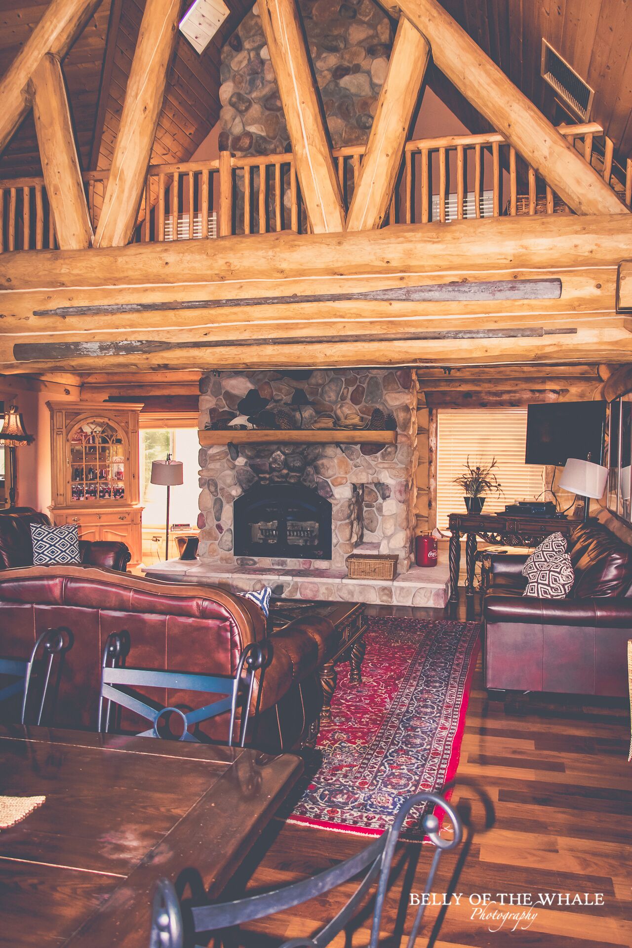 Huge Log Lodge- Where Mountains meet the Sea w/ Pizza Oven