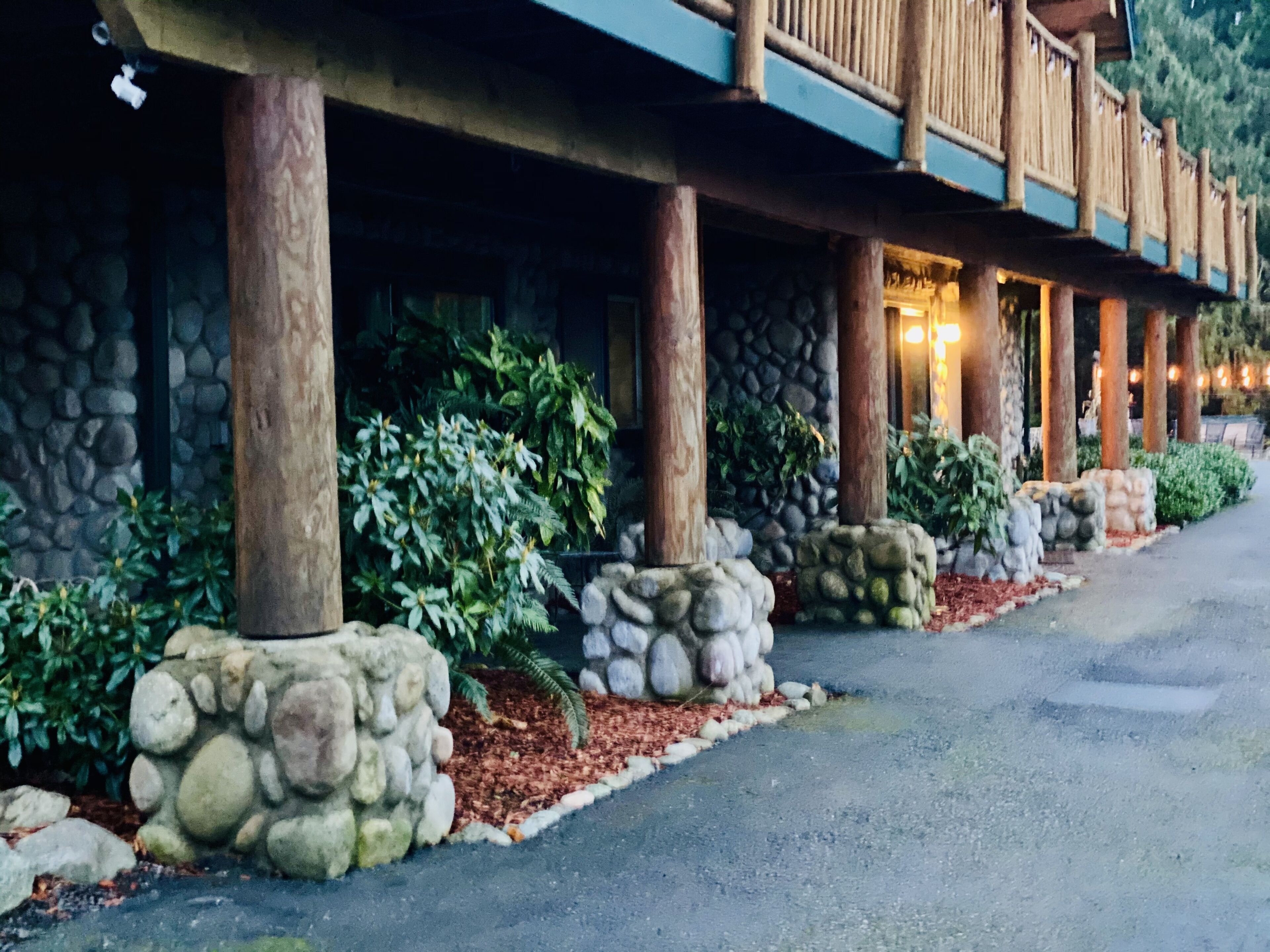 Huge Log Lodge- Where Mountains meet the Sea w/ Pizza Oven