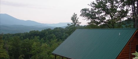 LeConte Lookout Luxury Log Home