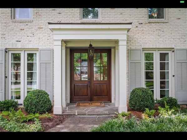 Buckhead Family Home (5 BR, 4.5 Baths)