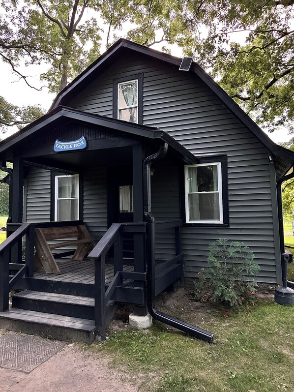 tackle box cottage with wonderful views of the lake
