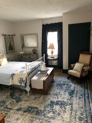 Bedroom 3- Queen bed