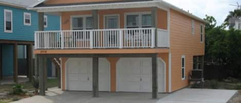 Neighborhood has restaurant, pool, hot tub, beach boardwalk & golf cart access.