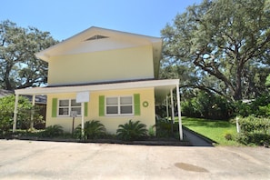 Beachy townhome with parking so close to beach!