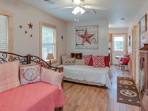 Lone Star Cottage Front Room with 2 twin beds