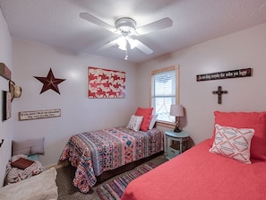 Lone Star Cottage Second Bedroom with 2 twin beds