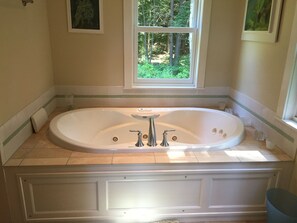 En suite master bathtub with Jacuzzi.