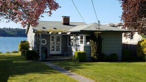 Beachfront cottage with large yard