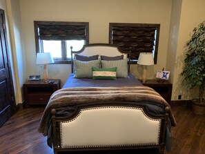 Master bedroom, Queen bed