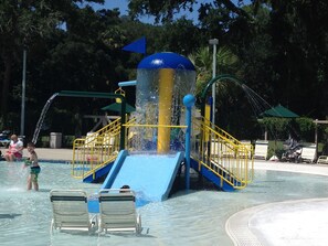 Large Family Pool-multiple water games. Snack bar. Full access w/this rental~